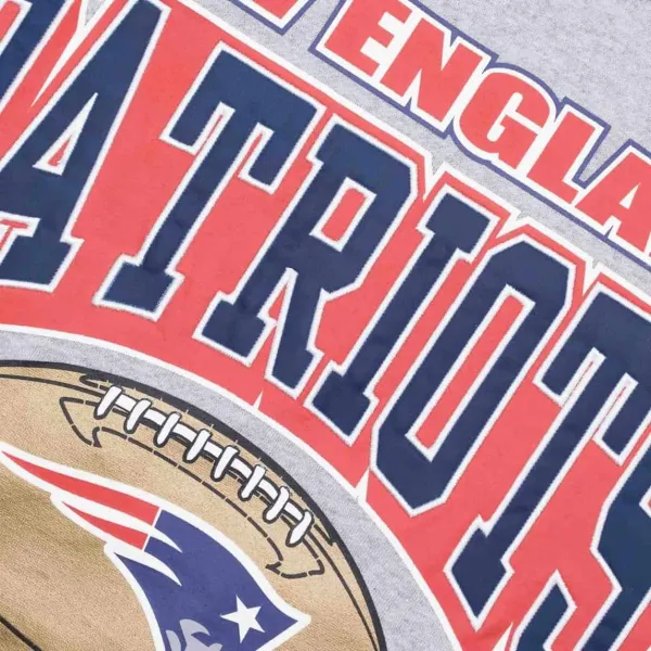 SUDADERA NEW ENGLAND PATRIOTS "ALL OVER PRINT FLEECE CREW" MITCHELL AND NESS